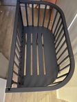 Babybay bedside crib med alla nödvändiga tillbehör