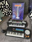 2 keyboards och mikrofon med stativ
