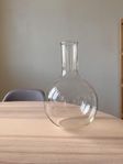 Karaff/vas i glas dekor inredning prydnad dekor vas fat blom
