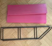 Två stycken vägghyllor målade magenta
