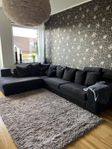 Mörkgrå soffa med divan