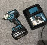 MAKITA DTW300RTJ Mutterdragare med batteri och laddare