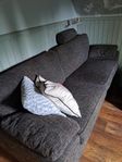soffa med fotpall och nackkudde