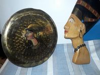 Faraonerna Nefertiti sidobysten & Queen Cleopatra i bricka