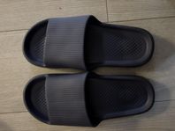 Mörkblåa tofflor 42-43