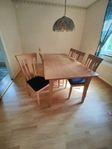 Matbord med sex stolar 