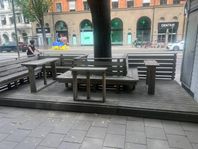 Uteservering med tillhörande benkar