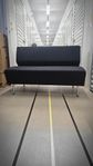 Svart loungesoffa med kromade soffben