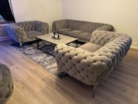 Lyx Soffgrupp 3+2+1 med Fotpall + mattan + bord Ny skick