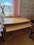 Skrivbord med infällbar tangentbordshållare