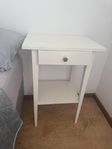 två vita sängbord 