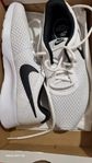  Oanvänd Nike Dam skor
