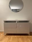 Tv- bänk/ sideboard bortskänkes