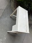 gammalt sminkbord, ridhjälm, pianopall, hylla & tvättstäl