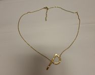 Halsband med bokstaven P. (Ioaku)