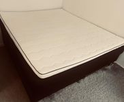 En 180 cm bred dubbelsäng för 3000 kr 