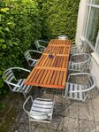 Trädgårdsbord i teak och 6+2 stolar i aluminium.