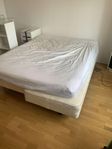 160-säng. Resårbotten med ben, madrass, 2 underlakan