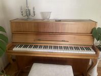 Vackert piano i klassisk stil – ostämt men charmigt