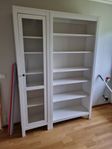 Hemnes bokhyllor och vitrinskåp