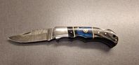 Handgjord kniv med damaskusstål och trähandtag