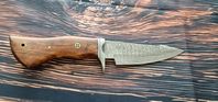 Handgjord kniv med damaskusstål och läderskydd