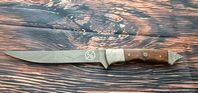 Handgjord kniv med damaskusstål och läderskal