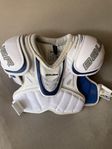 Bauer Nexus 8000 axelskydd
