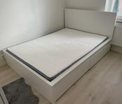 Bekväm säng med förvaringslådor – 140x200 cm
