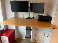 bord och skärmar och röda låda
