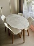Köksbord med 4 stolar i ek