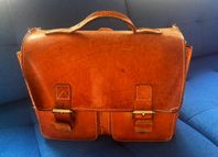 Retro läderväska i rå stil – unik patina och hantverksk