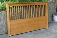 Sänggavel i äkta teak