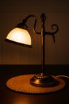 Klassisk bordslampa i antik stil – mässing & glas