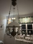 Vacker antik taklampa/oljelampa i mässing och vitt glas