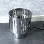 Snygg lampa H&M Home design, silvrig bordslampa mönstrad