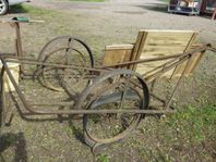 Gammal dragkärra en häftig detalj i trädgård