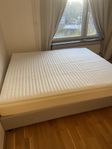 dubbelsäng 180cm ( knappt använd )