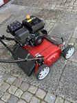 Motor driven vertikal kärare-moss rivare.