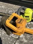Två stycken häcksax, en motor driven grästrimmer.