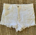 Spets jeansshorts vita