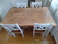Köksbord och fyra stolar