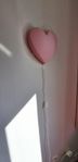 upplyst vägglampa
