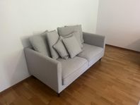 grå 2-sits soffa i tyg