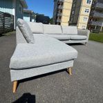 Ljusgrå elegant divansoffa