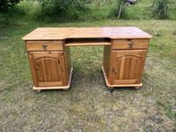 Gammalt skrivbord i massivt trä