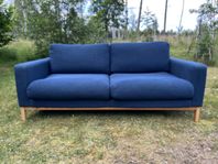 Bolia North 2,5 sits med stoppning av dun