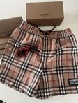 Burberry badbyxor och solglasögon 