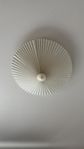 TAKLAMPA / PLAFOND / Pliserad Skärm / 1900-talets senare de
