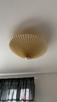 TAKLAMPA / PLAFOND / Pliserad Skärm / 1900-talets senare de